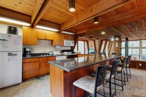 Retro Family Gathering Home in Tahoe Donner