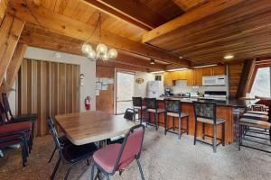 Retro Family Gathering Home in Tahoe Donner