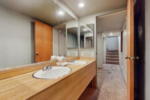 Retro Family Gathering Home in Tahoe Donner