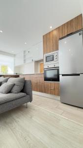 A room with ensuite bathroom in a T2 apartment at Olivais