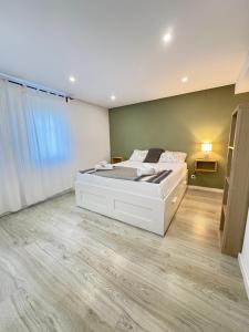 A room with ensuite bathroom in a T2 apartment at Olivais