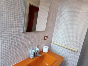 Adriatic Room 50 m dalla stazione Ferroviaria di Ciampino e dalla navetta aeroportuale