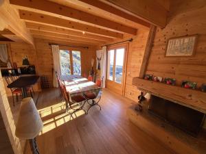 Chalet 3 chambres 8 pers avec cheminée et parking à 1000m des pistes - FR-1-572-49
