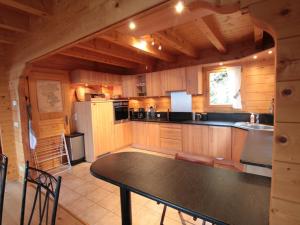 Chalet 3 chambres 8 pers avec cheminée et parking à 1000m des pistes - FR-1-572-49
