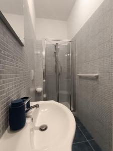 Adriatic Room 50 m dalla stazione Ferroviaria di Ciampino e dalla navetta aeroportuale