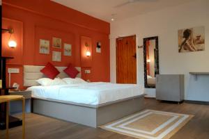 Red Palms by Boho, Forest facing with Kitchen & Pool