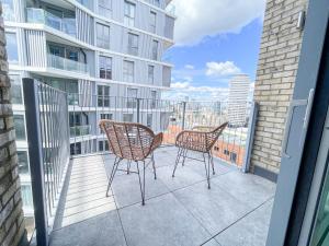 Promo Rate - 3 Bedroom Battersea Penthouse with 3 Private Balconies near Clapham Junction & Battersea Power Station by NourNest Apartments
