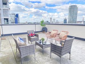 Promo Rate - 3 Bedroom Battersea Penthouse with 3 Private Balconies near Clapham Junction & Battersea Power Station by NourNest Apartments