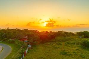 Spacious Sea-View 3BR Family Apartment near Bamburi Beach, Mombasa marine water park & PrideInn Beach resort with Pool & free Parking 5 minutes walk to the beach with a sunrise view above the Sea