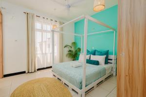 Spacious Sea-View 3BR Family Apartment near Bamburi Beach, Mombasa marine water park & PrideInn Beach resort with Pool & free Parking 5 minutes walk to the beach with a sunrise view above the Sea