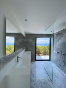 Villa Kilada on the Rocks