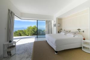 Villa Kilada on the Rocks