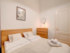 Authentic Old Riga Heritage, 2BR, Grand Ceilings