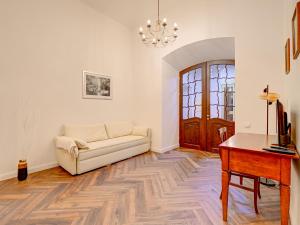 Authentic Old Riga Heritage, 2BR, Grand Ceilings