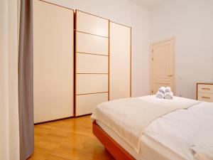 Authentic Old Riga Heritage, 2BR, Grand Ceilings