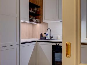 Authentic Old Riga Heritage, 2BR, Grand Ceilings