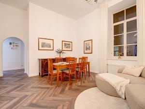 Authentic Old Riga Heritage, 2BR, Grand Ceilings