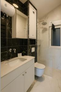 Bright & Cozy Luxury Home with Exclusive Garden 2