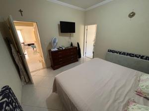 Casa com piscina em condomínio