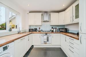 Fowler House 2BR ,Free WIFI, Parking, Maidenbouwer, Close to Gatwick Airport, Contractor friendly, business travellers