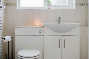 Fowler House 2BR ,Free WIFI, Parking, Maidenbouwer, Close to Gatwick Airport, Contractor friendly, business travellers