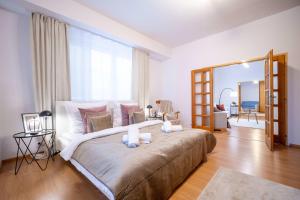 Your City Center Stylish & Spacious Apartment