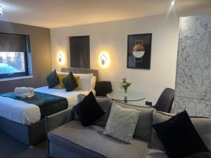 Modern Serviced Studio - Affordable Luxury with Free WIFI Free Parking Flat Screen Smart TV