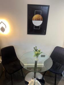 Modern Serviced Studio - Affordable Luxury with Free WIFI Free Parking Flat Screen Smart TV