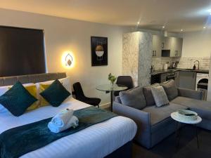 Modern Serviced Studio - Affordable Luxury with Free WIFI Free Parking Flat Screen Smart TV