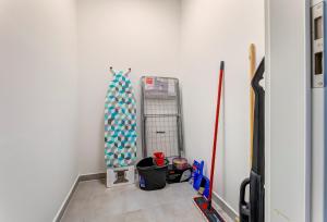 Apartment A6 "Pine Hill Resort" - mit großem Bad & großem überdachtem Balkon, vom Wohn- und Schlafzimmer aus begehbar