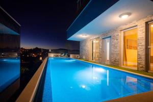 Apartman Palma and Luxury Penthouse for a family with swiming pool,parking,terrace,panoramic view at the sea,Podstrana