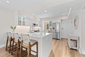 Beach Harbor Club B305