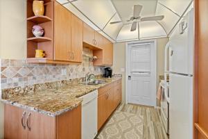 Beach Harbor Club F202