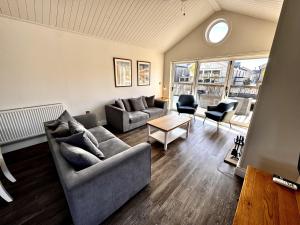 Bellas Retreat - Part of the The Bay Filey Holiday Village with pool, gym and direct beach access, pub, restaurant, tennis and meadows walks