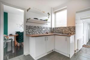 Cosy 4BDR - Fast WiFi - Free Parking - Family Friendly