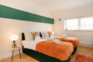 Stylish 4BR-Ideal for Groups-WiFi - Parking - Constructor Friendly