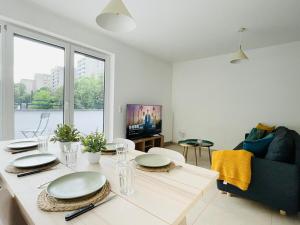 Sunny 2BR Home w private terrace&secure parking