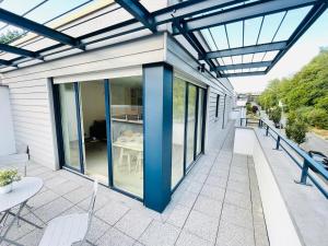 Sunny 2BR Home w private terrace&secure parking