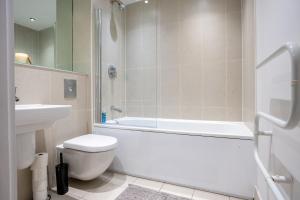 Elegant Leeds City Retreat with Spacious Balcony