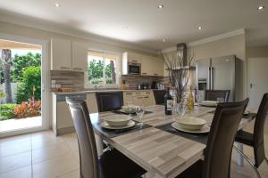 Superbe Villa récente, climatisée, piscine, 10 mn des plages et zones commerciales