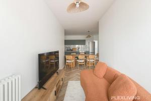 Room in spacious T7 in Paris 20