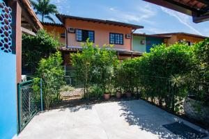 Casa em condomínio com piscina