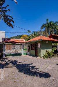 Casa em condomínio com piscina