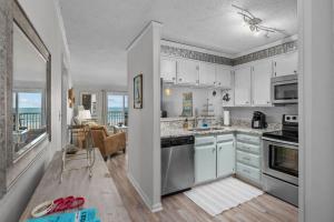 Direct Beach Access. Pets welcome. Oceanfront Condo with Pool - Stunning Views