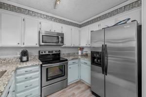 Direct Beach Access. Pets welcome. Oceanfront Condo with Pool - Stunning Views