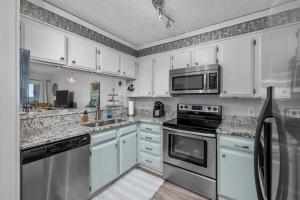 Direct Beach Access. Pets welcome. Oceanfront Condo with Pool - Stunning Views