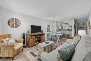Direct Beach Access. Pets welcome. Oceanfront Condo with Pool - Stunning Views
