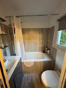 Studio with pool and quiet, non-shared garden, 1 lit double
