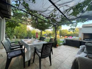 Studio with pool and quiet, non-shared garden, 1 lit double