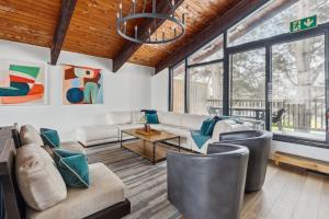 8 Bedroom Blue Mountain Chalet with Ping-Pong - 218 Arlberg